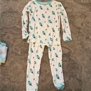 Kyte BABY White and Teal Parrot Print Kids Pajama Set